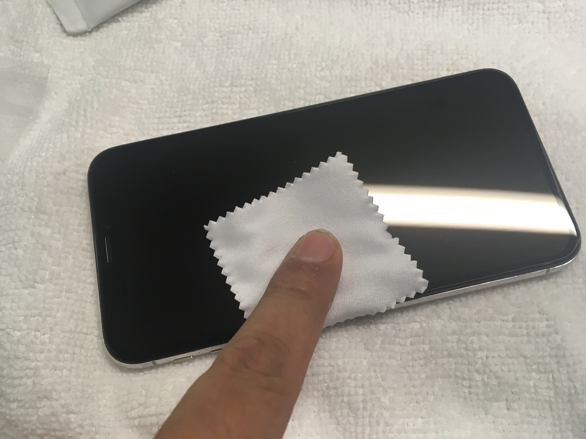 特殊なコーティング剤をiPhoneXsに塗り込み