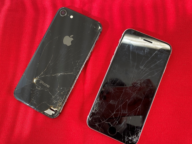 画面割れの壊れたiPhone