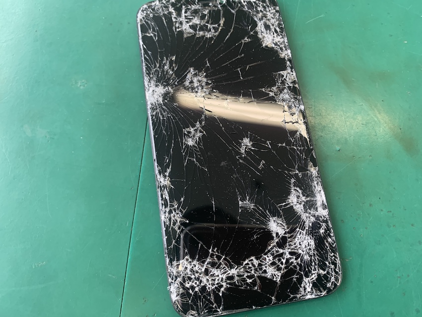 iPhone11Proのバキバキに割れた液晶パネル