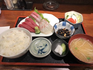 お昼の刺身定食
