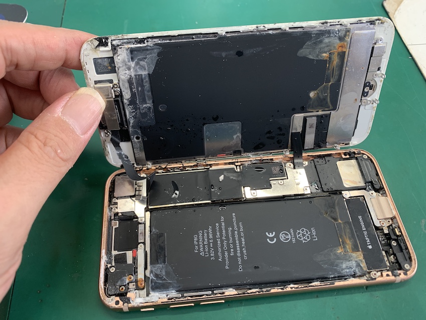 海で水没したサビだらけのiPhone8本体