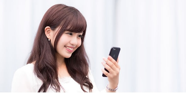 女子がiPhone修理屋さんを探す