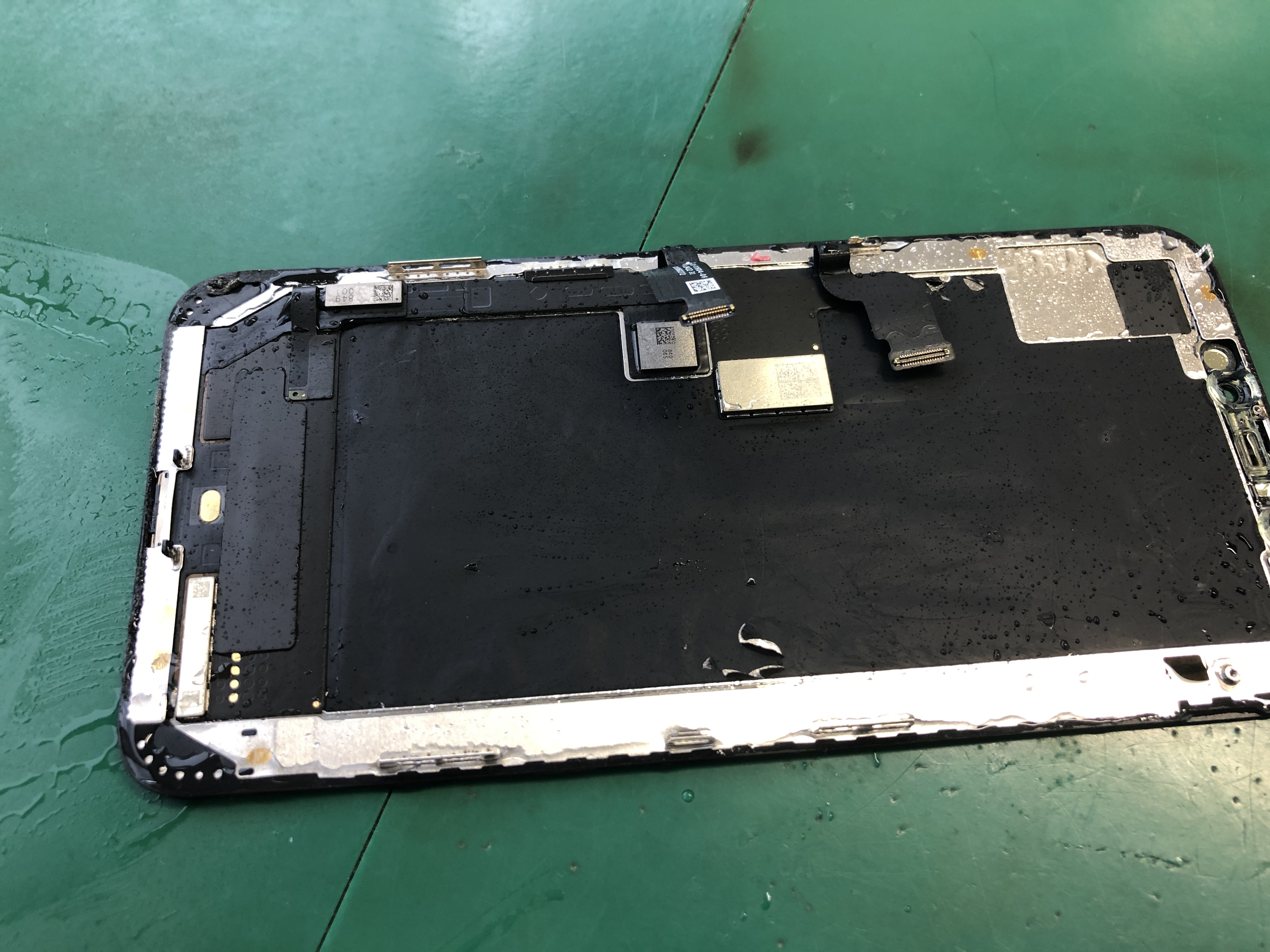 水洗いにより水没したiPhoneXsの液晶パネル