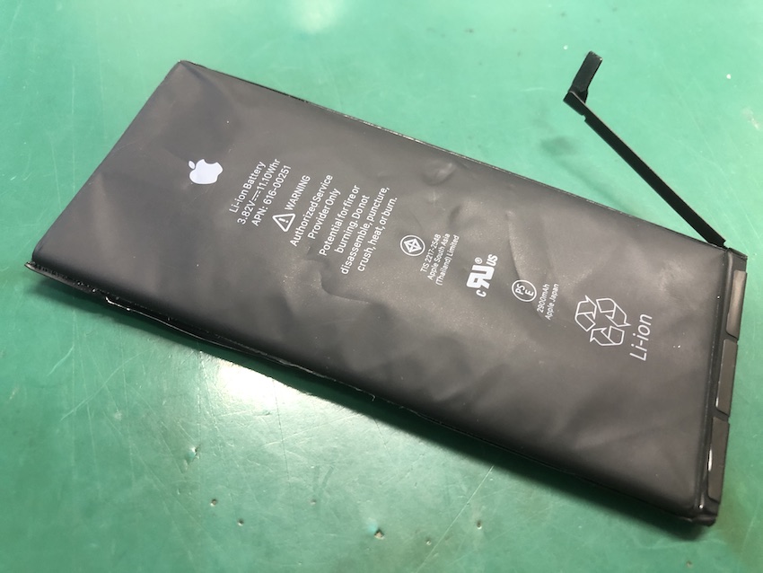 過充電で膨張したiPhone7Plusのバッテリー