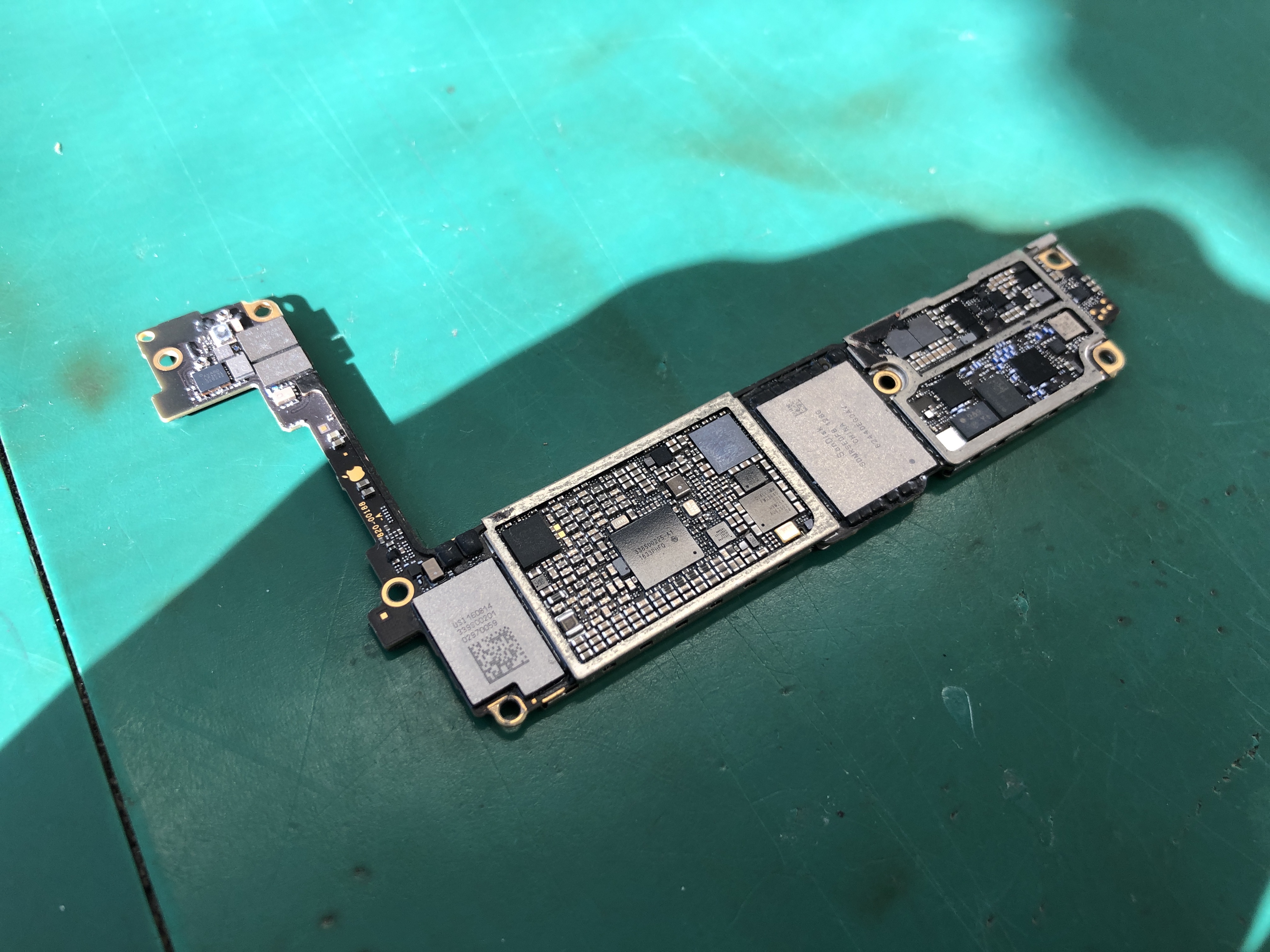 水没により起動しなくなったiPhone8の基板