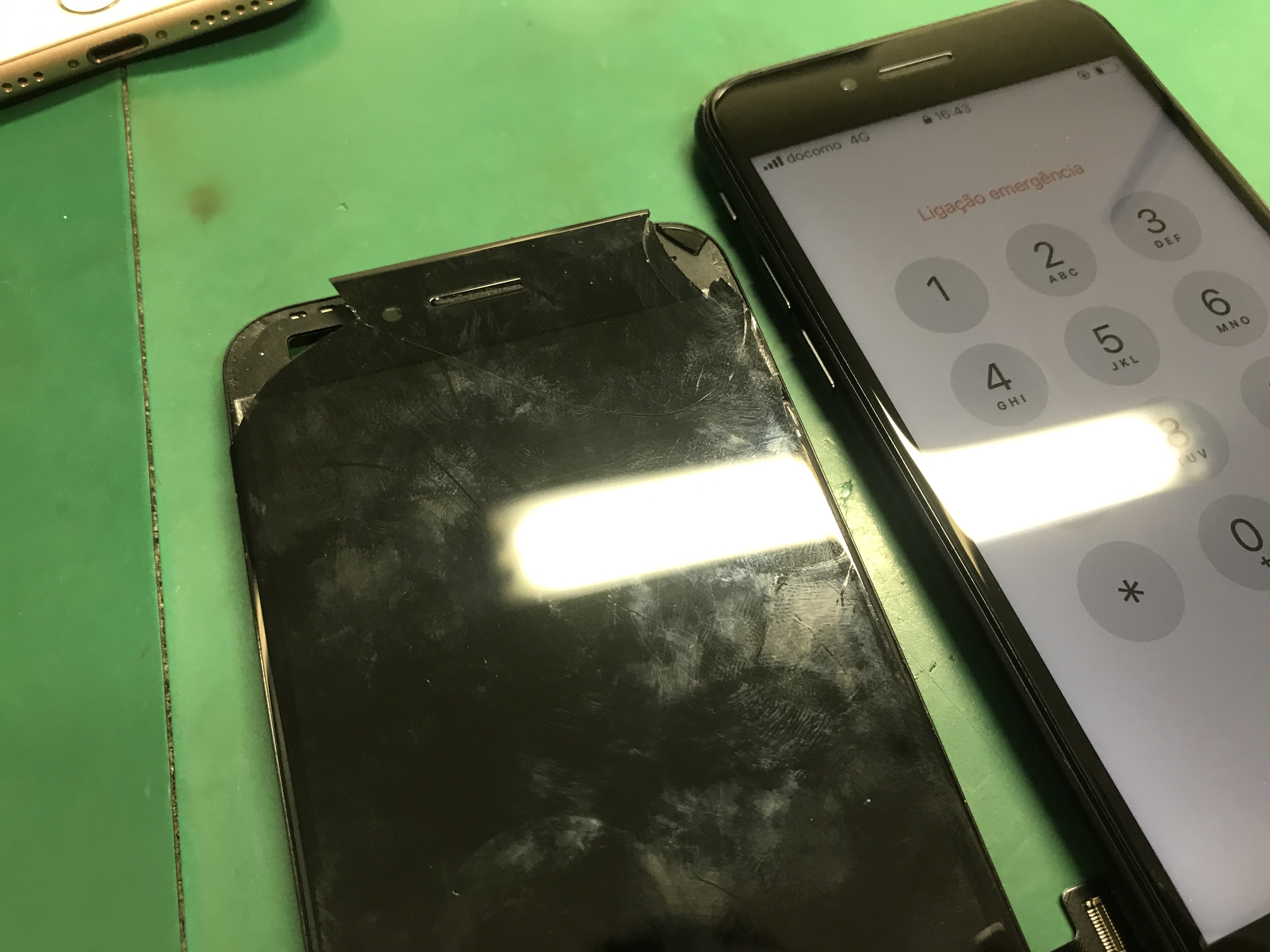 iPhone8の画面割れ修理で取り外したパネルと本体