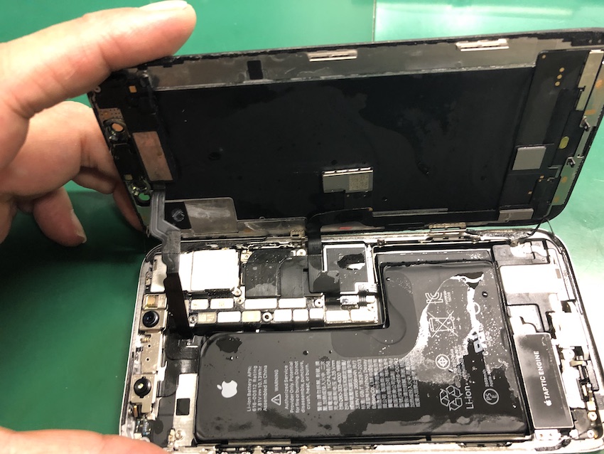 水没したiPhoneXs本体の内部