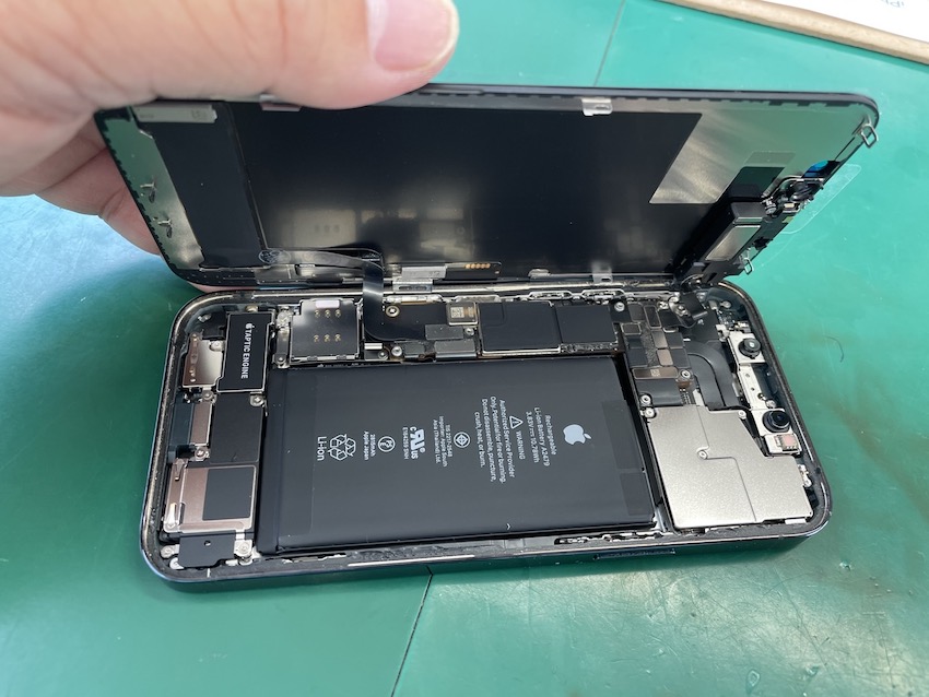 画面割れ修理をしたiPhone12本体