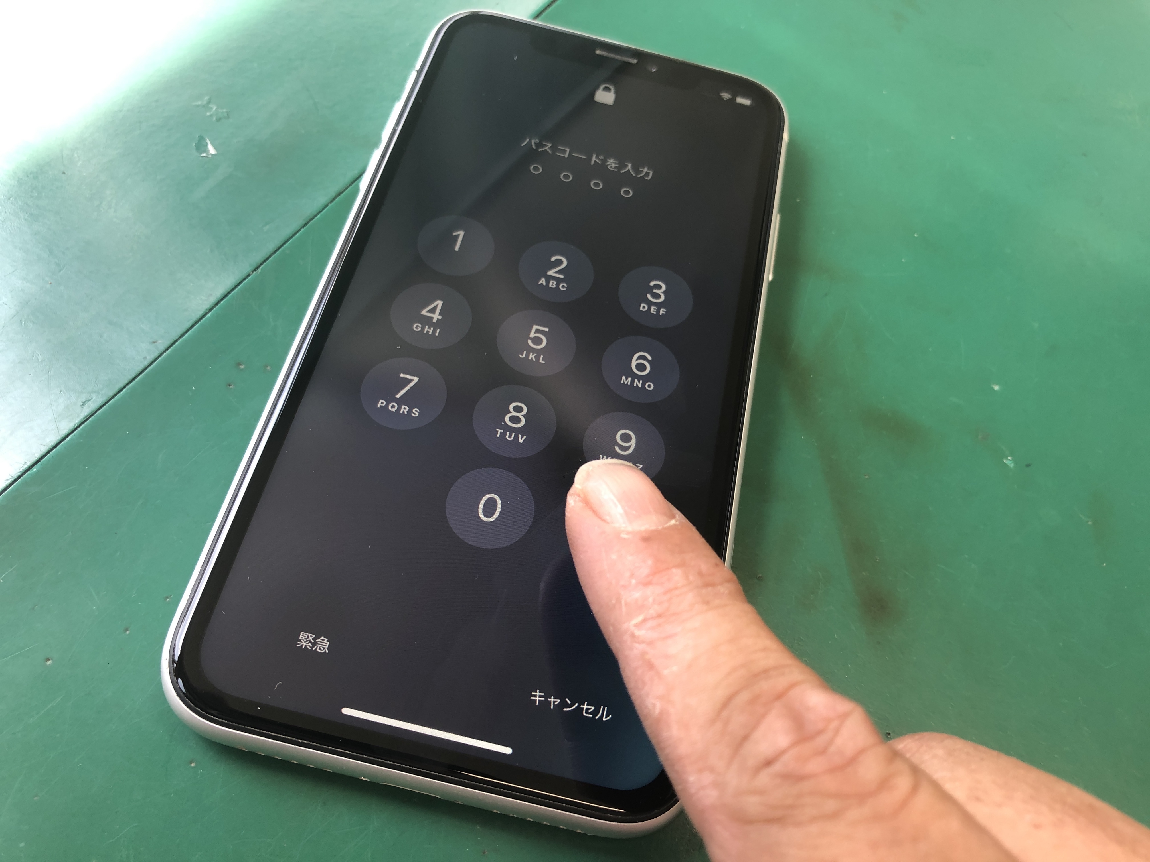 タッチが効かなくなったiPhoneXRの液晶パネルを交換修理