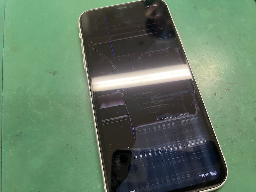 iPhone13の画面割れ買取なら中目黒の成田也！修理店だからできる高額査定