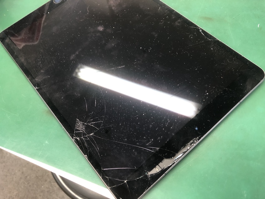 液晶パネルの割れたiPad Air3本体