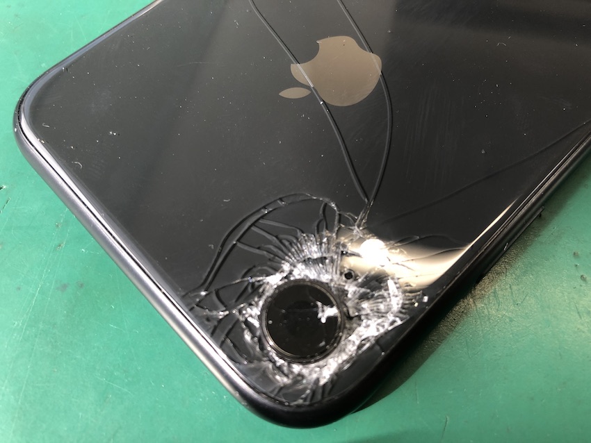 カメラレンズの割れたiPhone11本体