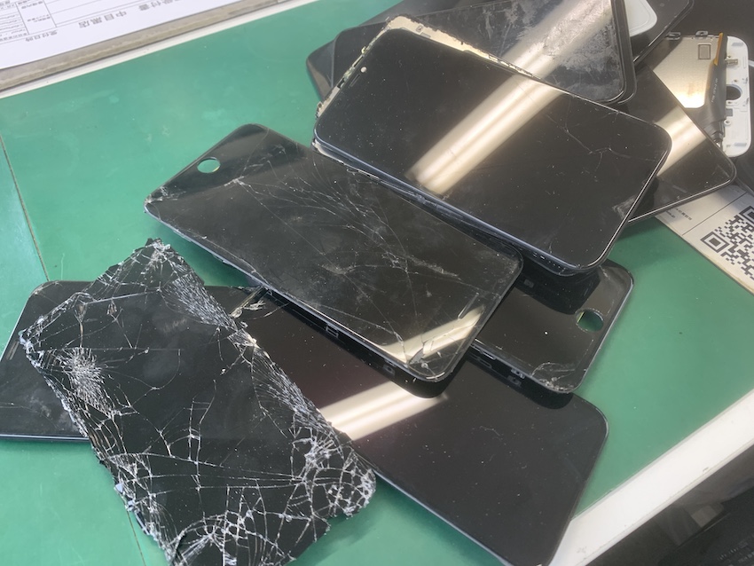 画面割れ修理をしたiPhone11や12の液晶パネル