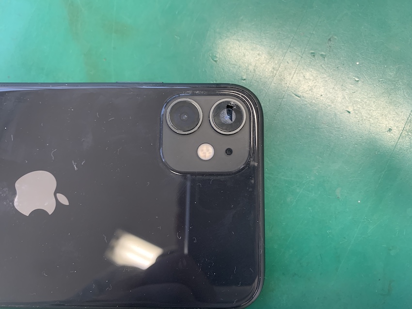 カメラレンズがヒビ割れたiPhone11本体