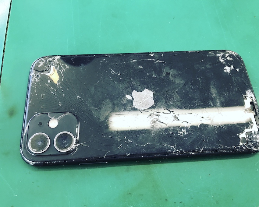 成田也中目黒店ならバキバキに割れたiPhone11も目黒区一の高額買取!!