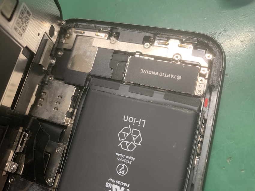 水没したiPhone11の内部の様子