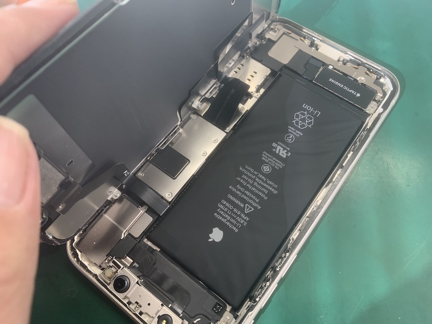 バッテリーが膨張したiPhone11本体