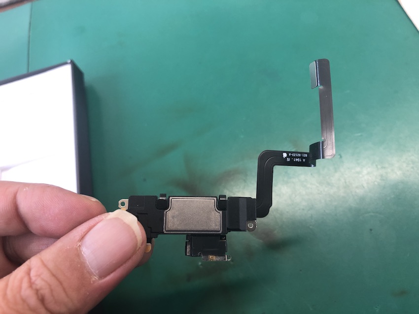 水没して壊れたiPhone11ぼイヤースピーカーを交換修理