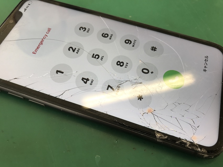 落として液晶パネルが壊れたiPhone11本体