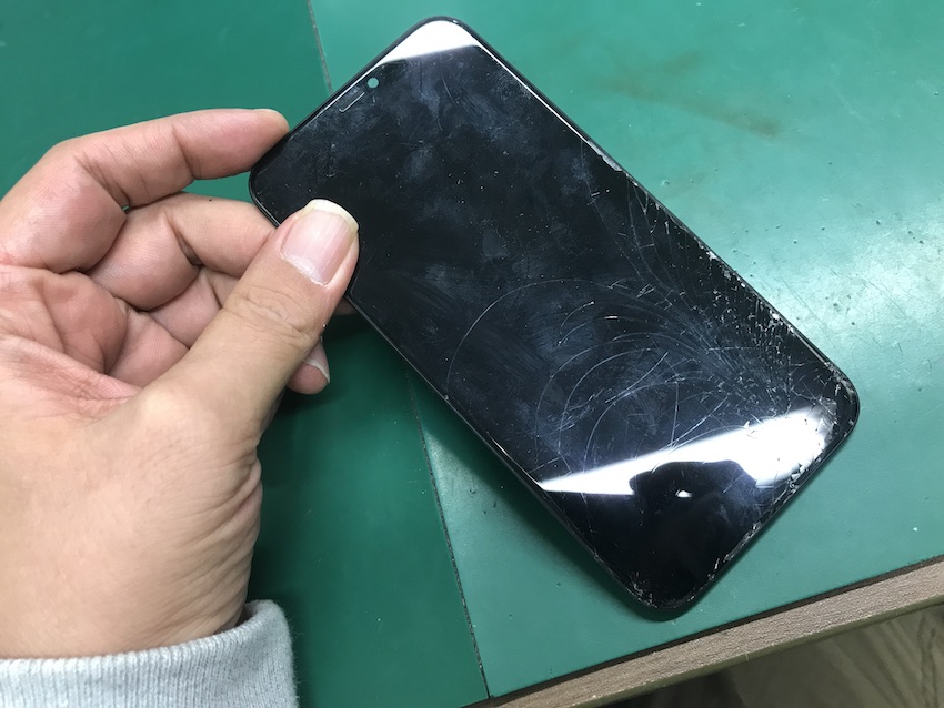 iPhone11の画面割れ修理で取り外したパネル