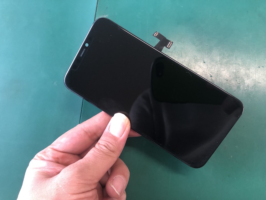 ブラックアウトしたiPhone11Proの液晶パネル