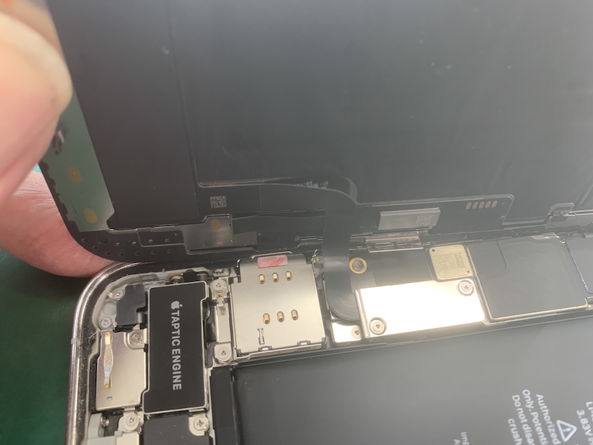 水没したiPhone12本体の内部