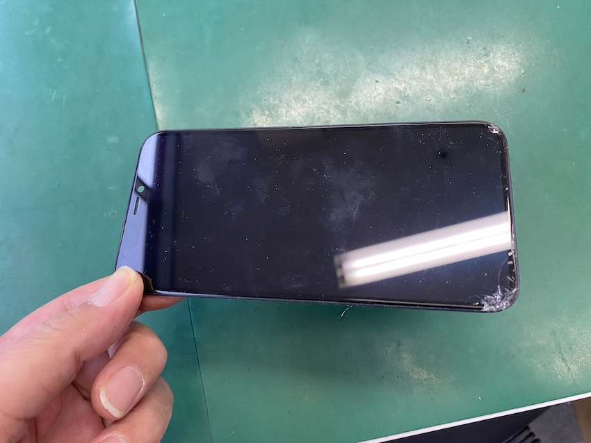 渋谷区エリア最安値で修理したiPhone12の液晶パネル