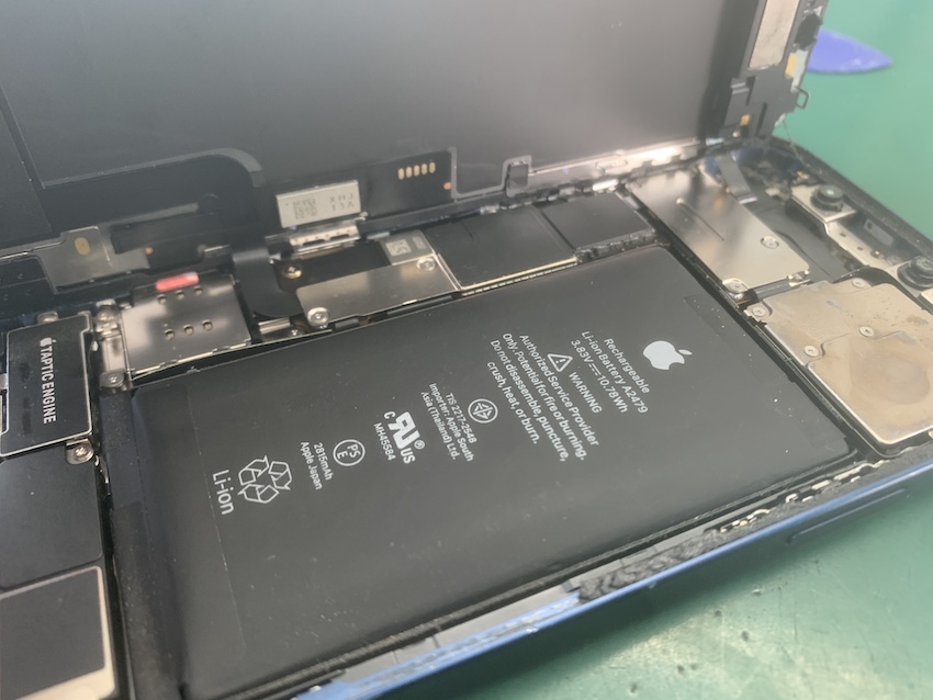 お風呂で水没したiPhone12の内部の様子