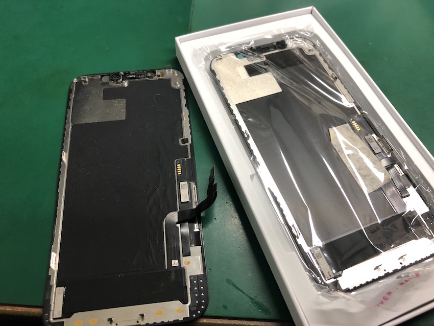 水没したiPhone12の液晶パネルと交換用パネル