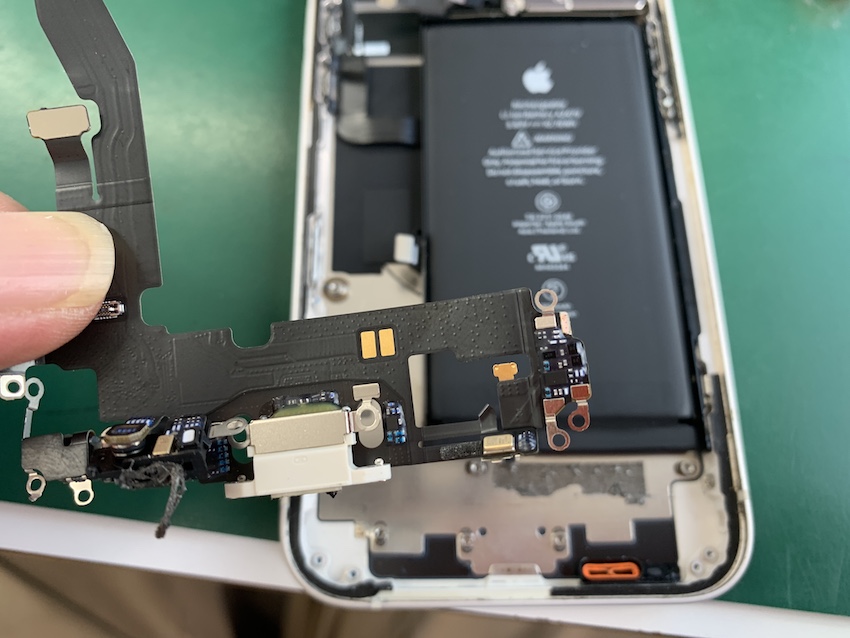 取り外したiPhone12のドックコネクター 
