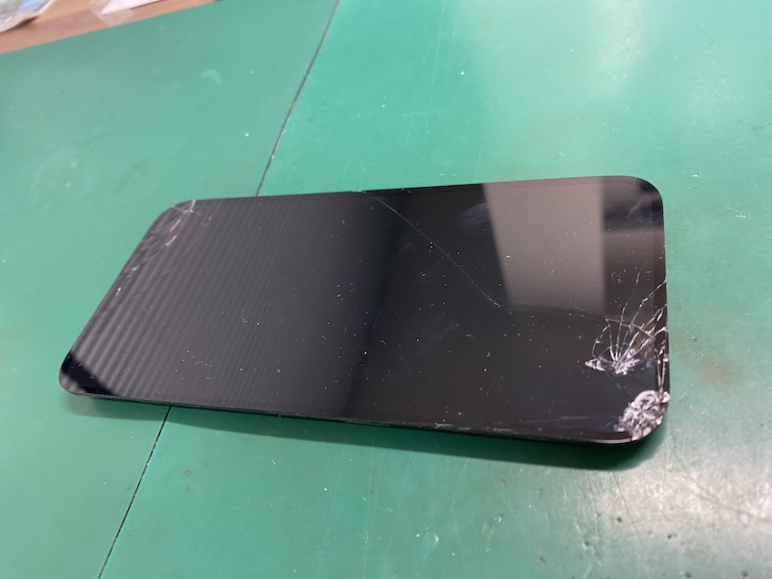 iPhone12の割れた液晶パネル