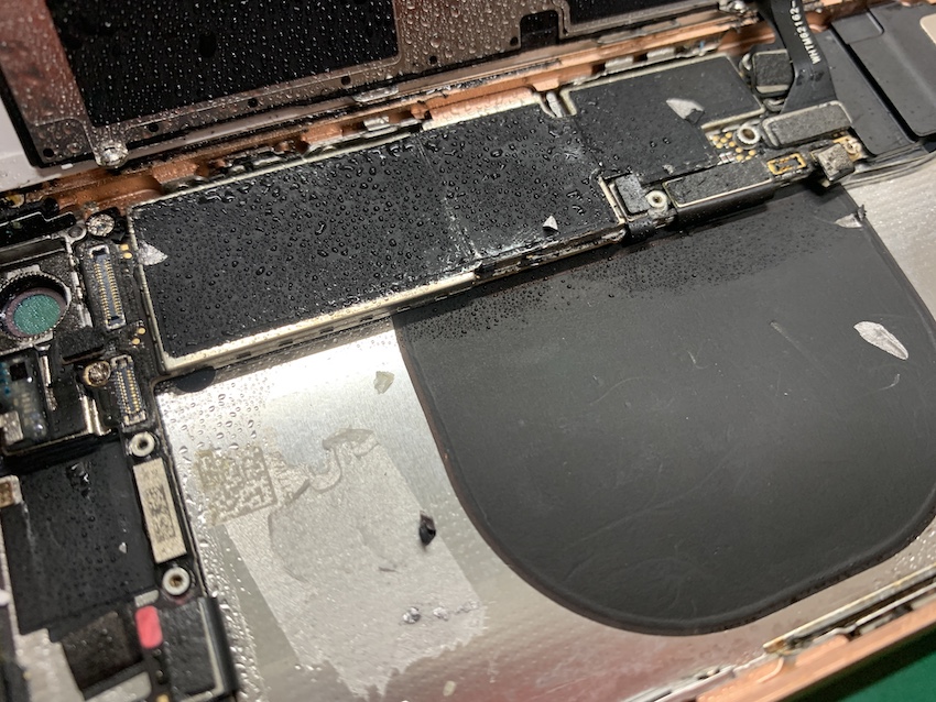 洗濯機で水没したiPhone8本体