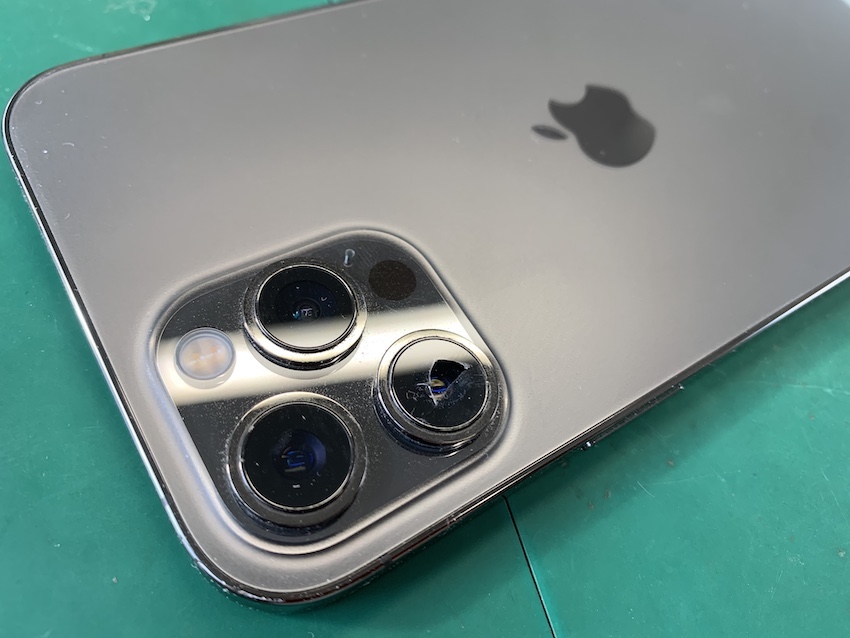 カメラレンズが割れたiPhone12Pro本体