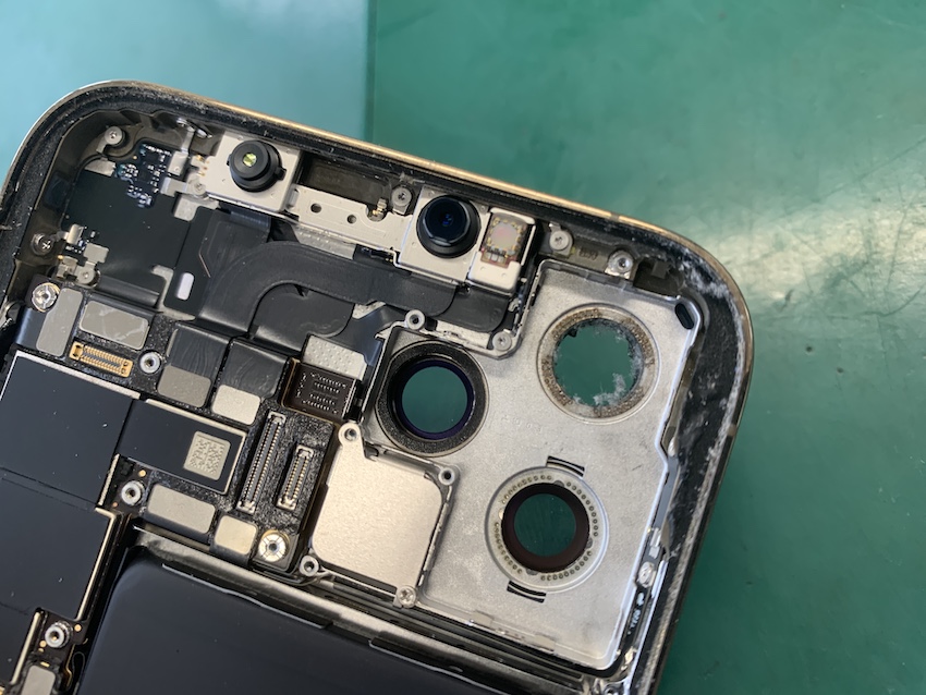 カメラレンズの割れたiPhone12ProMax本体