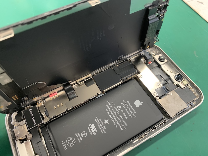 水に濡れたiPhone12mini本体
