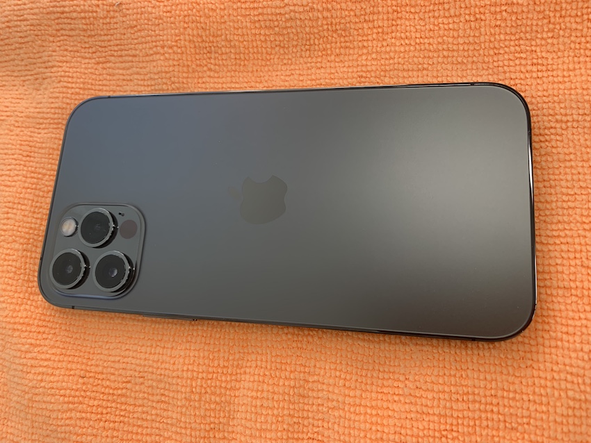 新作のiPhone12proガラスコーティング 