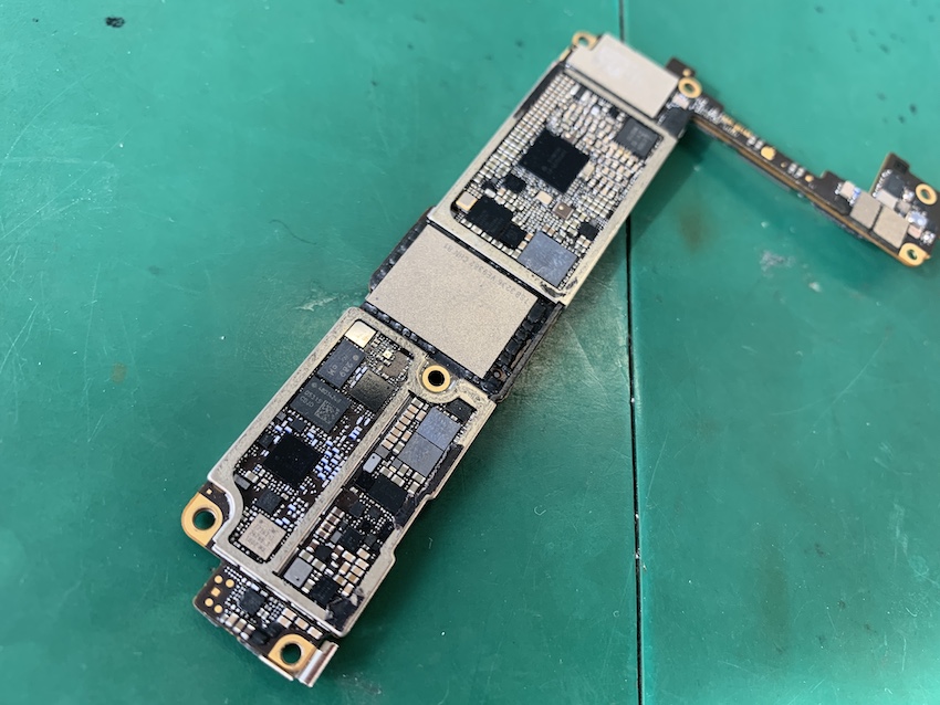 水没したiPhone8の基板