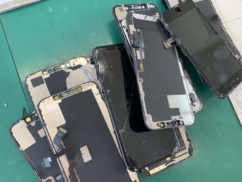 iPhoneの画面修理で取り外した液晶パネル
