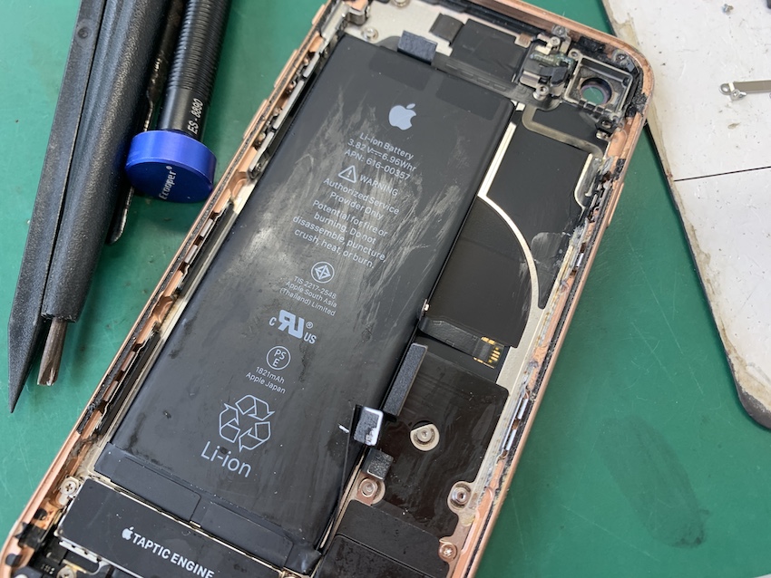 水に濡れたiPhoneの内部