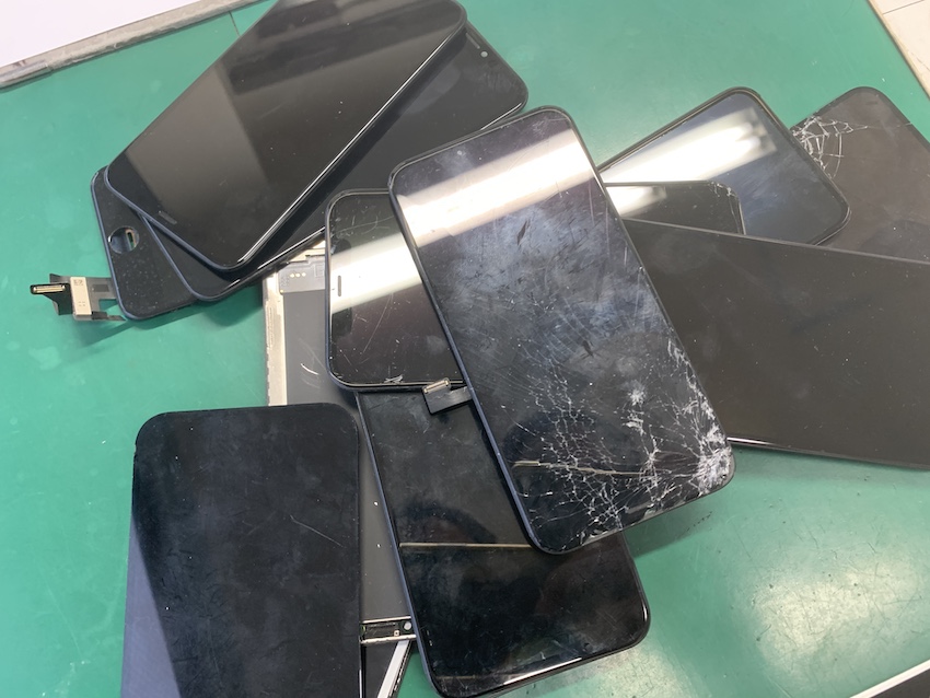 iPhoneの画面割れる修理で取り外した液晶パネル