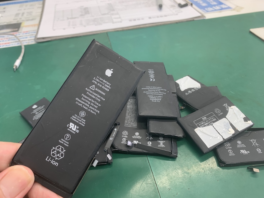 劣化したiPhoneのバッテリー