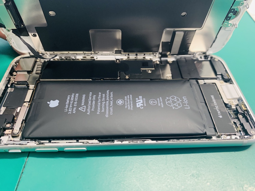 iPhone7の膨張したバッテリー