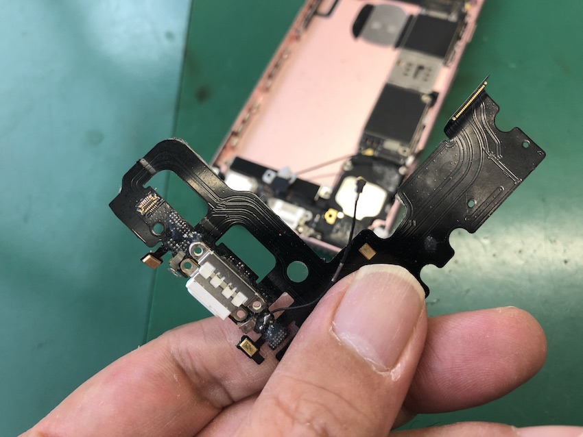 iPhone6sの充電のできなくなったドックコネクターを交換修理