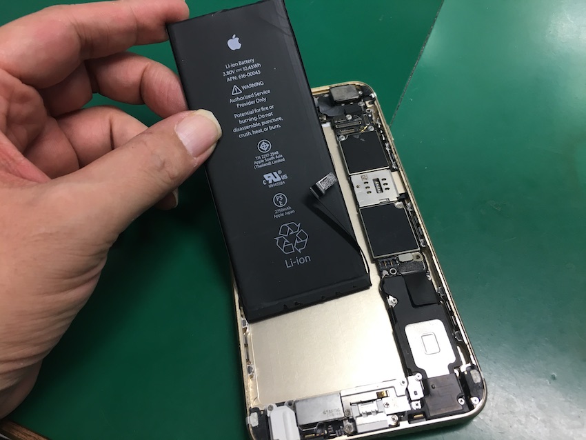 バッテリーの自己修理に失敗したiPhone