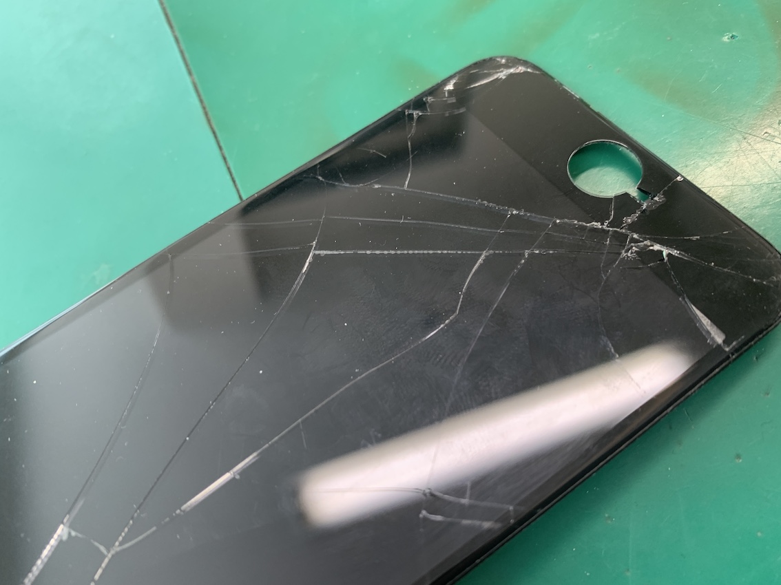 飛び込みのお客様のiPhone7の画面割れ修理