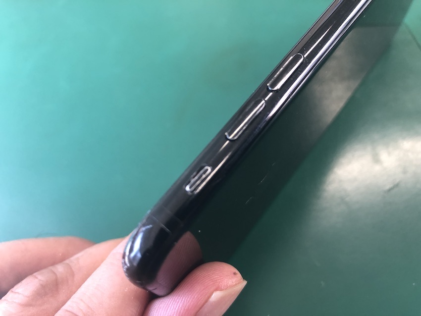 iPhone7の電源ボタンが陥没した本体