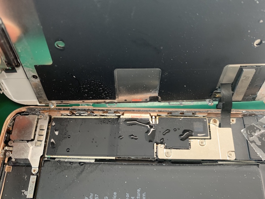 iPhone8を水道で洗ってしまい水没