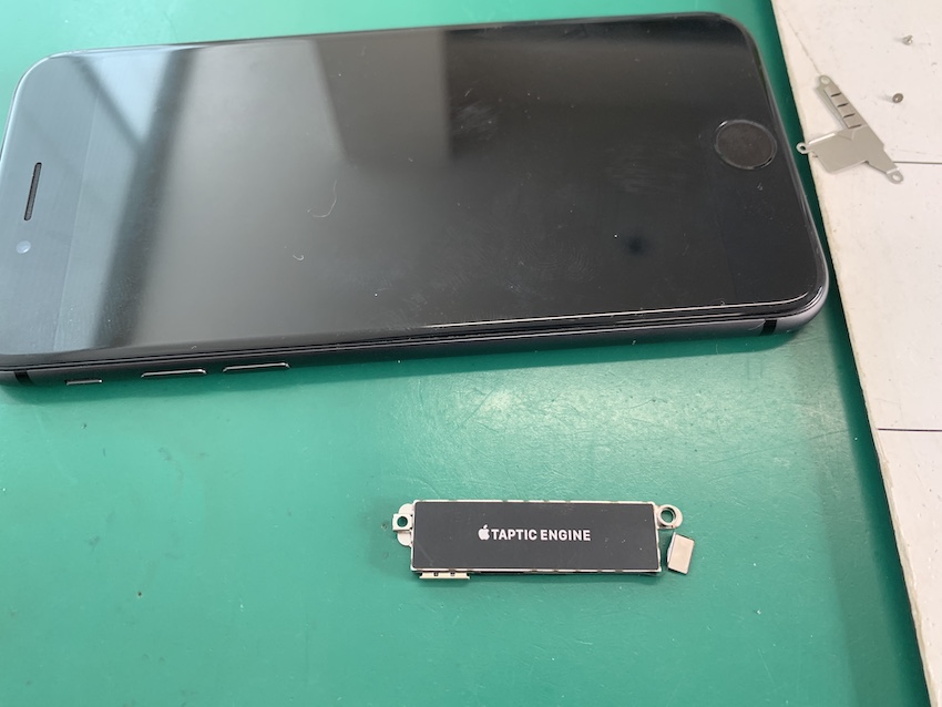 iPhone8のバイブ故障を修理