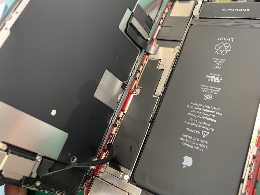 iPhone8軽度の水没、即日基板洗浄