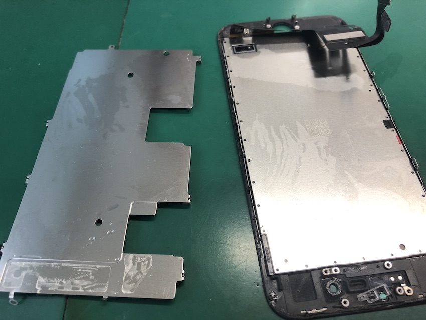 シャワー中に水没したiPhone8の画面交換修理